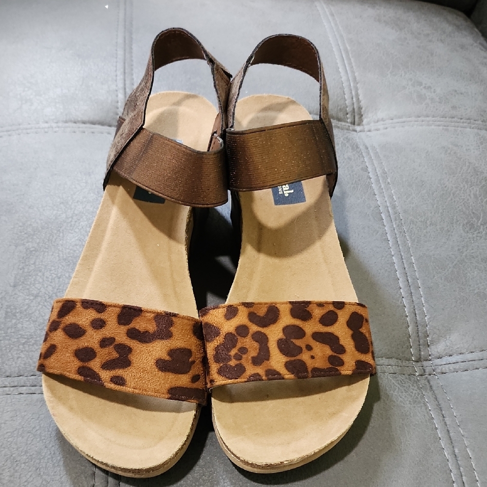 Natural Reflections Brown and Tan Sandals Comfortable Casual Footwear
